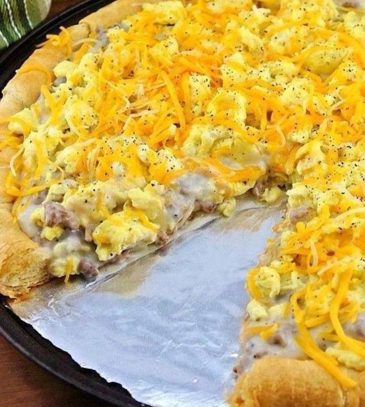 Sausage gravy breakfast pizza